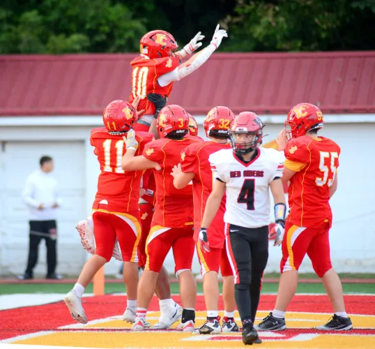 Creek starts fast, pulls away from Weir